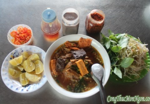 bun rieu cua va com tam o con dao Bún riêu cua và cơm tấm ở Côn Đảo