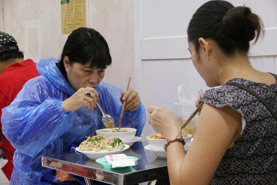 Bún riêu 'sang chảnh' sát chợ Bến Thành