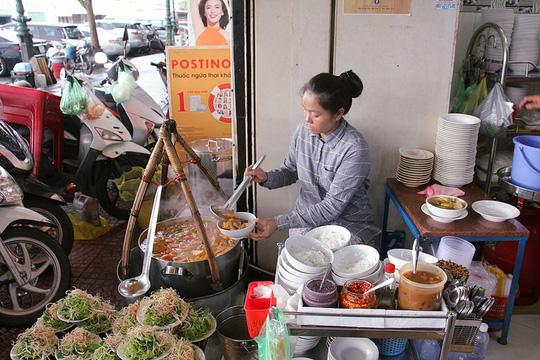 Bún riêu 'sang chảnh' sát chợ Bến Thành