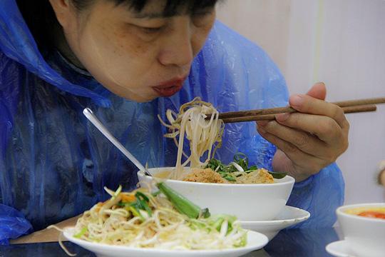 Bún riêu 'sang chảnh' sát chợ Bến Thành