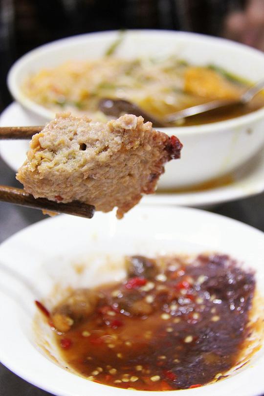 Bún riêu 'sang chảnh' sát chợ Bến Thành