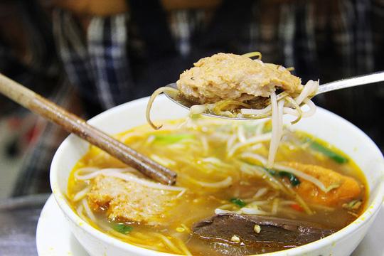 Bún riêu 'sang chảnh' sát chợ Bến Thành