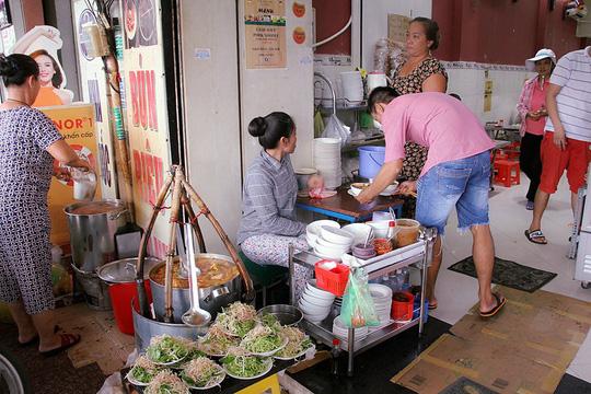 Bún riêu 'sang chảnh' sát chợ Bến Thành