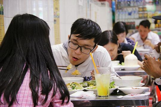 Bún riêu 'sang chảnh' sát chợ Bến Thành