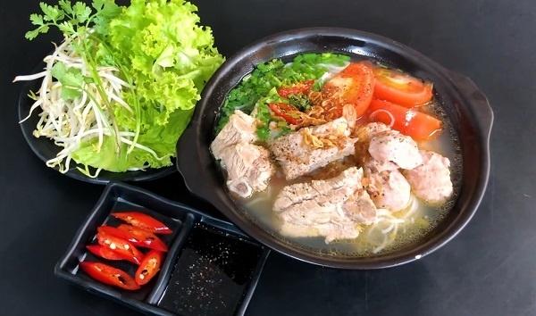 Bún sườn chua ấm nóng cho ngày đầu đông