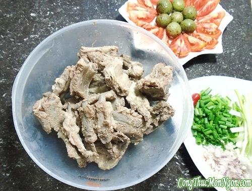 Bún sườn nấu sấu cho bữa sáng