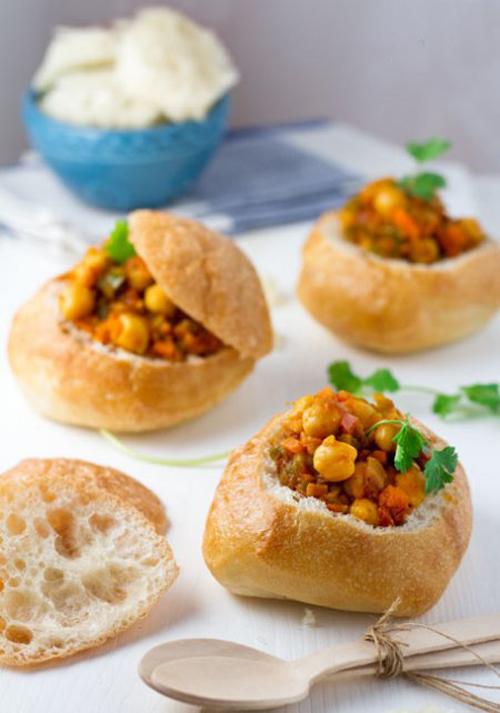 Bunny chow - Thưởng thức món cà ri đựng trong... bánh mì!