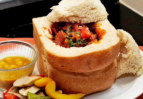 bunny chow thuong thuc mon ca ri dung trong banh mi Bunny chow - Thưởng thức món cà ri đựng trong... bánh mì!