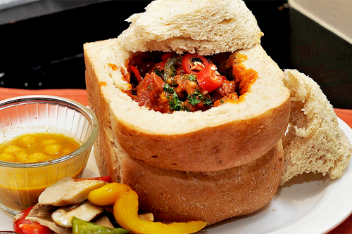 Bunny chow - Thưởng thức món cà ri đựng trong... bánh mì!