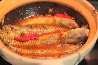 Cá bống kho củ kiệu và ớt khô