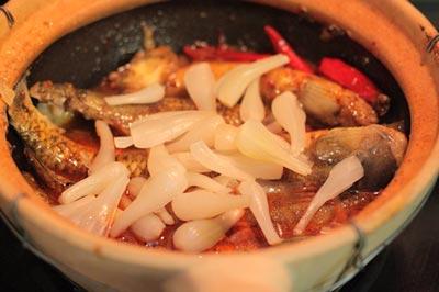 Cá bống kho củ kiệu và ớt khô