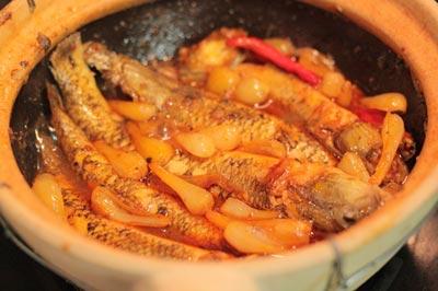 Cá bống kho củ kiệu và ớt khô