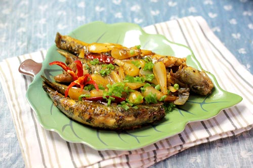 Cá bống kho củ kiệu và ớt khô