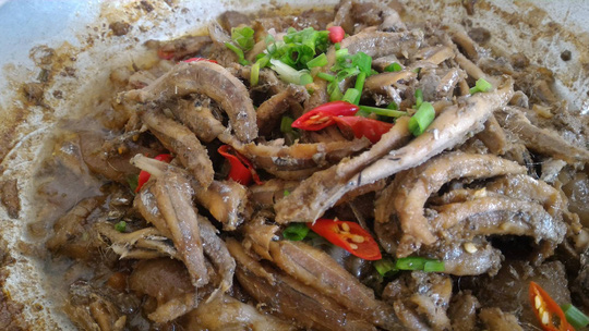 Cá cơm kho ăn với cơm nóng đến cạn nồi
