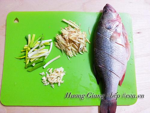 Cá hấp gừng hành nóng hổi nhìn thèm 'chảy nước miếng'