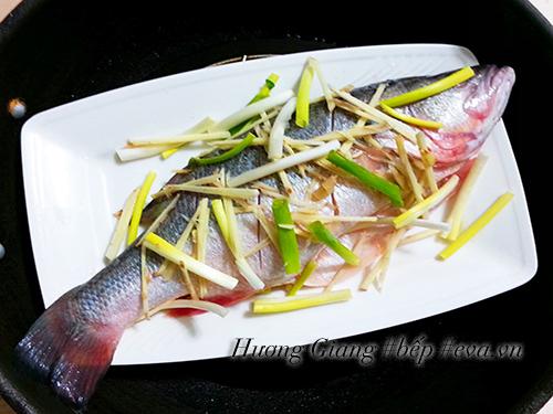 Cá hấp gừng hành nóng hổi nhìn thèm 'chảy nước miếng'