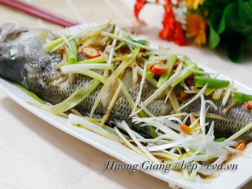 Cá hấp gừng hành nóng hổi nhìn thèm 'chảy nước miếng'