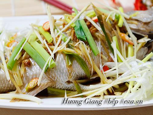 Cá hấp gừng hành nóng hổi nhìn thèm 'chảy nước miếng'