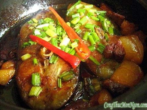 ca kho thit ba chi thom ngay nong hoi cho bua com ngay mua lanh Cá kho thịt ba chỉ thơm ngậy, nóng hổi cho bữa cơm ngày mưa lạnh