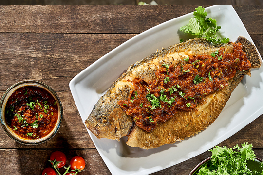 Cá tai tượng chiên xốt sambal