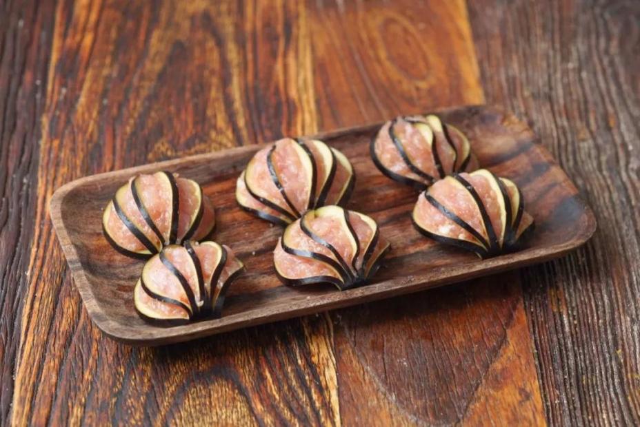 Cà tím kẹp thịt hình đèn lồng sốt cà chua đỏ tươi mang may mắn cho năm mới