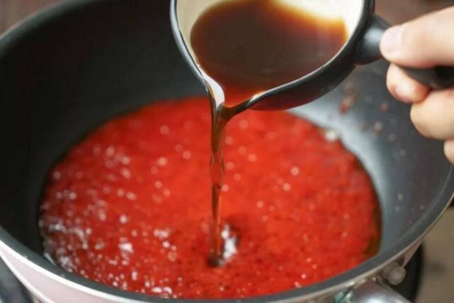 Cà tím kẹp thịt hình đèn lồng sốt cà chua đỏ tươi mang may mắn cho năm mới
