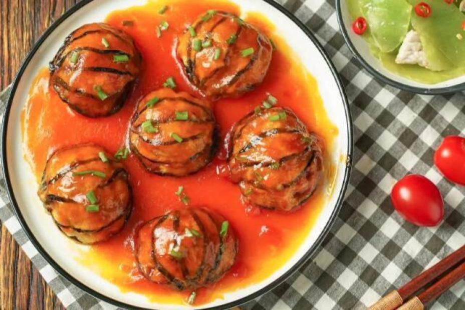 Cà tím kẹp thịt hình đèn lồng sốt cà chua đỏ tươi mang may mắn cho năm mới