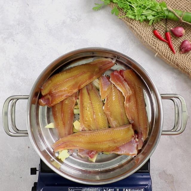 Cá trê chiên giòn mắm xoài