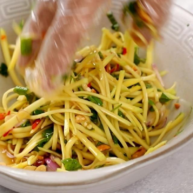 Cá trê chiên giòn mắm xoài