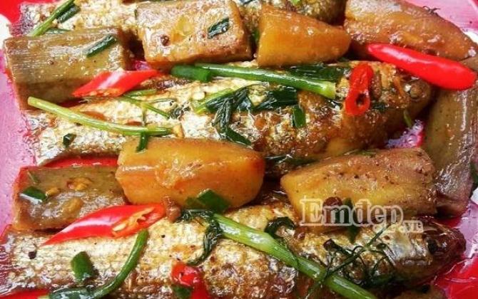 Cá trôi sông kho chuối thơm ngon, giản dị, đậm tình miền quê