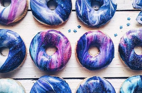 cach lam banh donut galaxy cuc long lanh bang nuoc mau huyen dieu Cách làm bánh Donut Galaxy cực long lanh bằng nước màu huyền diệu