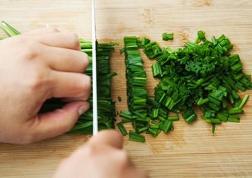 Cách làm bánh hẹ chiên giòn thơm ngon đúng điệu