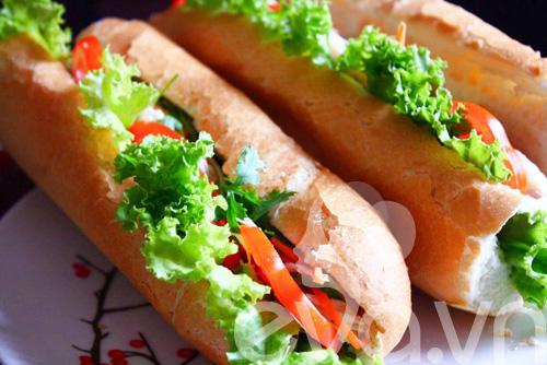 Cách làm bánh mì kẹp thịt gà ngon, nhanh cho bữa sáng