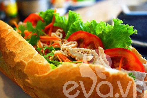 Cách làm bánh mì kẹp thịt gà ngon, nhanh cho bữa sáng