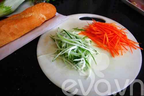 Cách làm bánh mì kẹp thịt gà ngon, nhanh cho bữa sáng