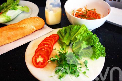 Cách làm bánh mì kẹp thịt gà ngon, nhanh cho bữa sáng