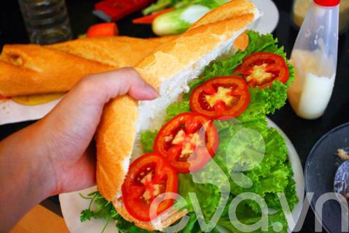 Cách làm bánh mì kẹp thịt gà ngon, nhanh cho bữa sáng