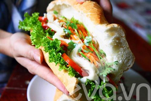 Cách làm bánh mì kẹp thịt gà ngon, nhanh cho bữa sáng