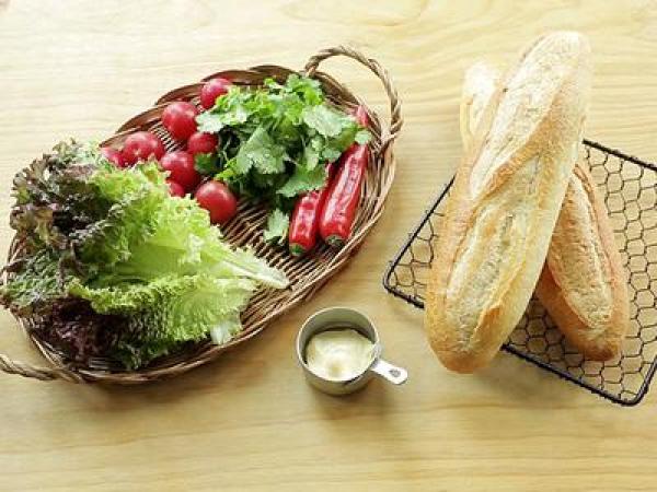 Cách làm bánh mì kẹp thịt gà rang sả siêu ngon cho bữa sáng