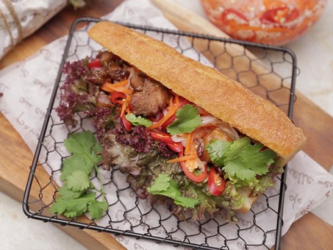 cach lam banh mi kep thit ga rang sa sieu ngon cho bua sang Cách làm bánh mì kẹp thịt gà rang sả siêu ngon cho bữa sáng