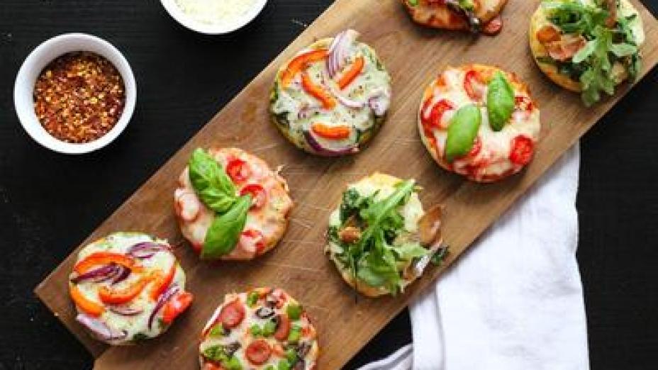 Cách làm bánh pizza mini đủ vị đãi cả nhà dịp cuối tuần