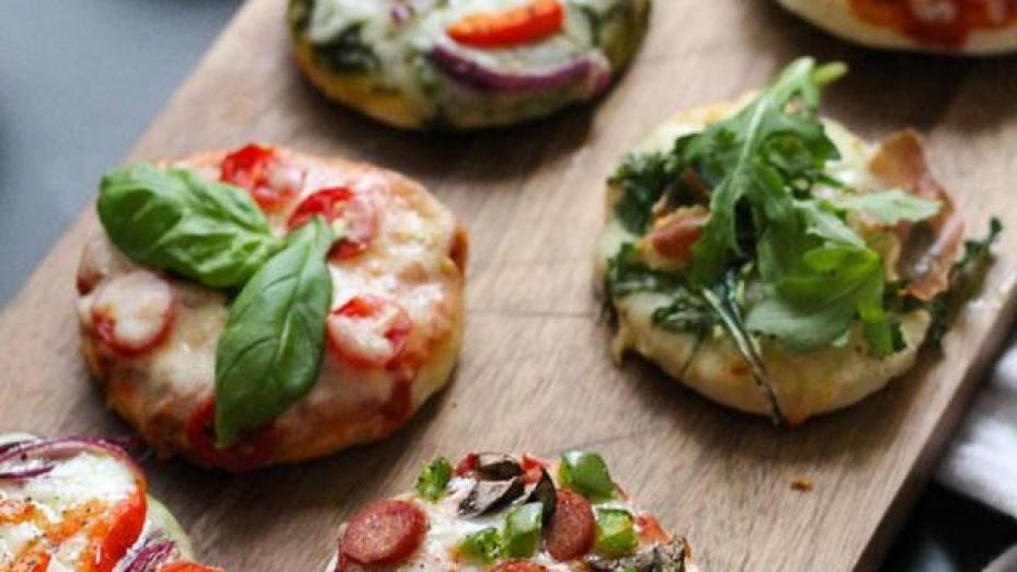 Cách làm bánh pizza mini đủ vị đãi cả nhà dịp cuối tuần