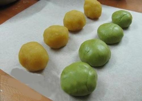 Cách làm bánh Trung thu trà xanh thơm ngon cực đơn giản
