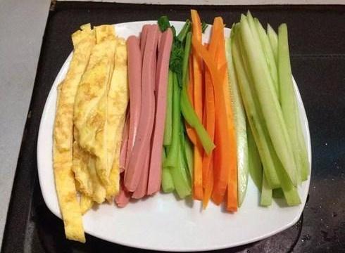 Cách làm cơm cuộn rong biển Hàn Quốc đơn giản với nước chấm ngon miệng nhất