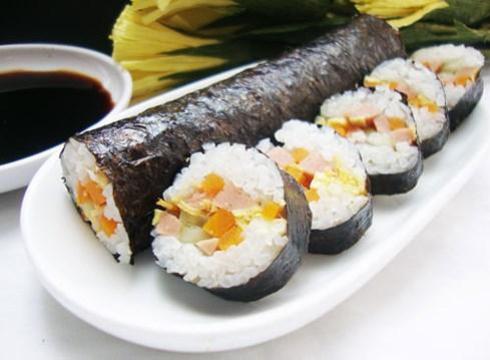 Cách làm cơm cuộn rong biển Hàn Quốc đơn giản với nước chấm ngon miệng nhất