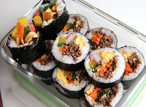 Cách làm cơm cuộn rong biển Hàn Quốc đơn giản với nước chấm ngon miệng nhất