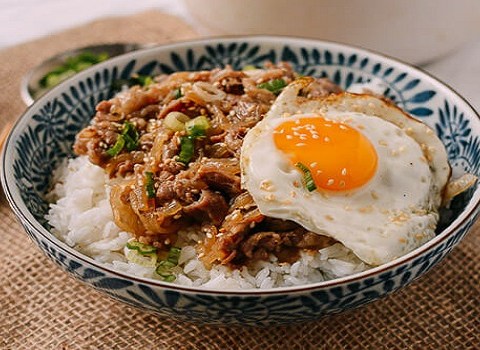 cach lam com thit bo xao hanh tay kieu nhat gyudon cuc hap dan Cách làm cơm thịt bò xào hành tây kiểu Nhật (Gyudon) cực hấp dẫn