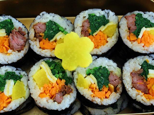 Cách làm kimbap chuẩn kiểu Hàn siêu ngon