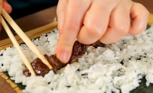 Cách làm kimbap chuẩn kiểu Hàn siêu ngon