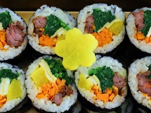 cach lam kimbap chuan kieu han sieu ngon Cách làm kimbap chuẩn kiểu Hàn siêu ngon